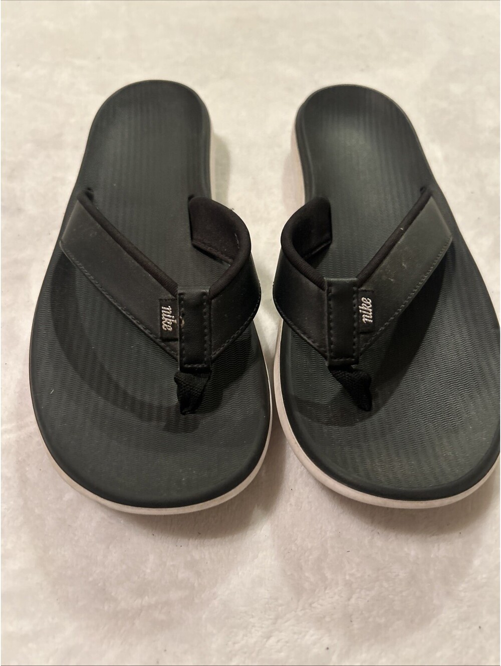Nike Bella Kai Women’s 9 Thong Sandal Black Metallic Silver White AO3622 002